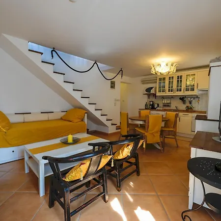 Alice With Balcony Apartment *