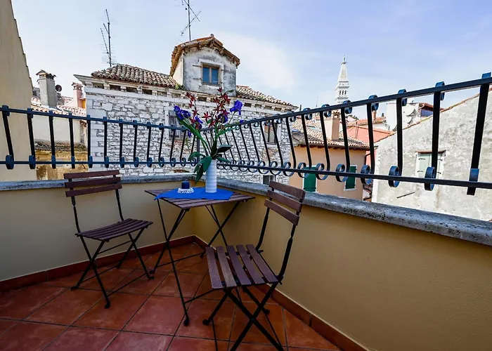 Alice With Balcony Apartment